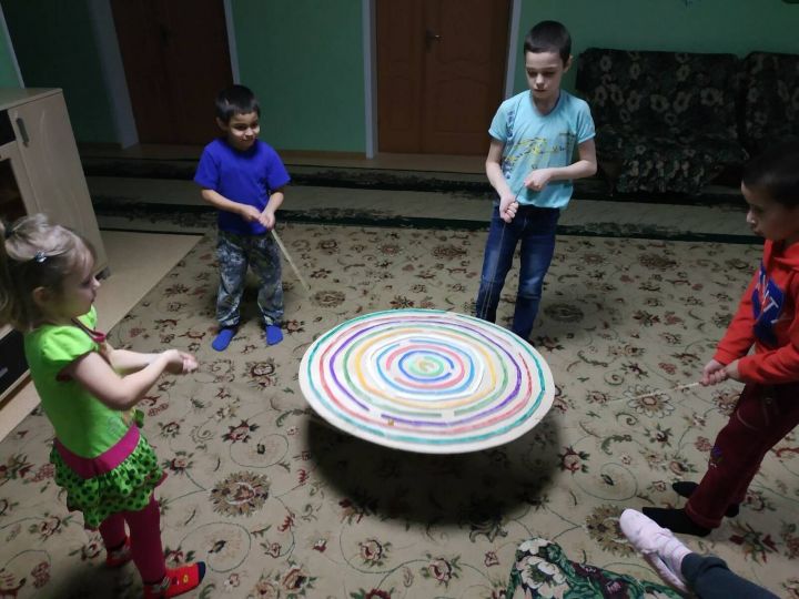 «Тургай» приютында тәрбияләнүчеләр үз куллары белән «Лабиринт» уены ясадылар