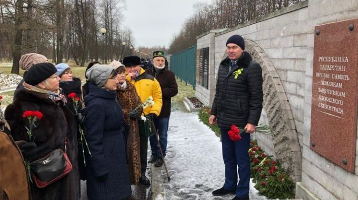 Санкт-Петербург татарлары Пискарев зиратына веноклар һәм чәчәкләр салды