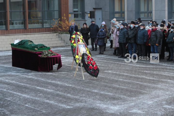 Казанда Татарстанның халык артисты Равил Харисовны соңгы юлга озаттылар