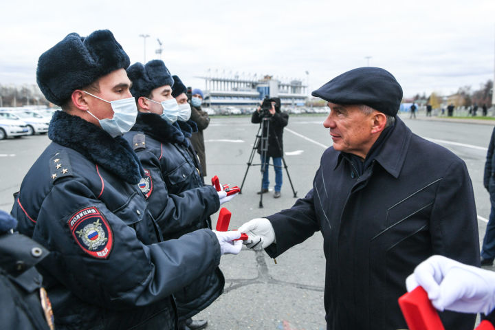 Татарстан Президенты полиция хезмәткәрләренә яңа автомобиль ачкычлары тапшырды