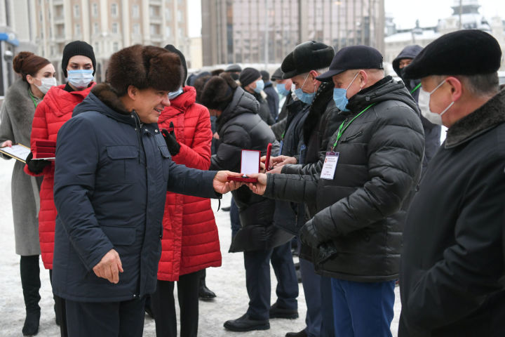 Рөстәм Миңнеханов иң яхшы җирлек башлыкларына машина ачкычлары тапшырды