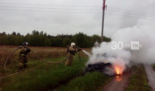 Татарстанда юлда җиңел машина янган, машина йөртүчесе качкан