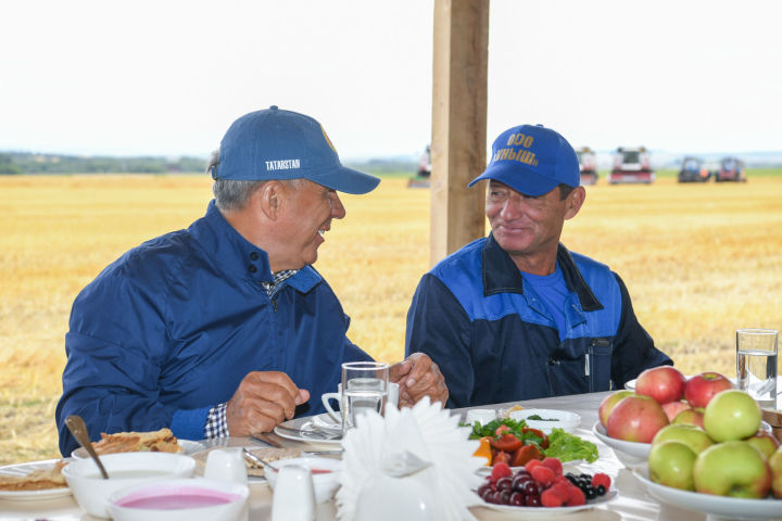 Рөстәм Миңнеханов кырда төшке аш вакытында механизаторлар белән урып-җыю хакында сөйләште