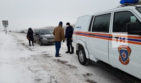 Татарстанда М7 трассасында өшегән ир белән хатынны коткарганнар