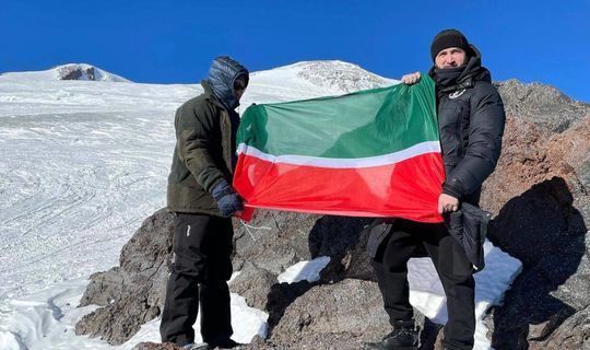 Камил хәзрәт Сәмигуллин Эльбрус тавына Татарстан флагын алып менде