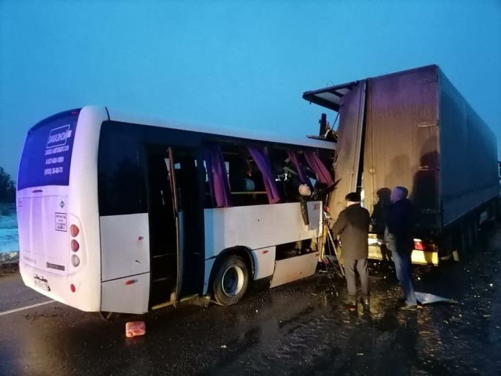 Татарстанда вахта автобусы йөк машинасына бәрелгәч, бер кеше үлгән, имгәнүчеләр бар