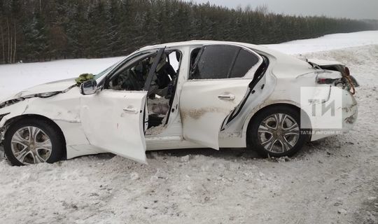 Татарстанда М7 трассасында җиңел машина берничә тапкыр әйләнгән, шоферы зыян күргән