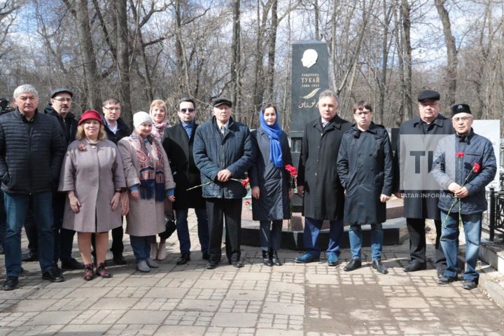 Журналистлар берлеге әгъзалары Тукай һәм Ямашев каберенә чәчәкләр салды