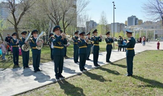 Казанда Росгвардия оркестры ветераннар өчен сугыш елларындагы көйләрне башкарды