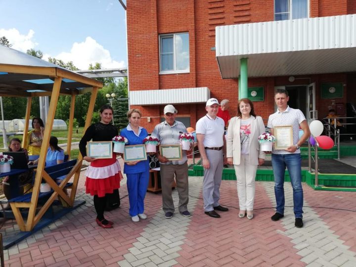 Лесхоз картлар һәм инвалидлар өчен интернат-йортында социаль хезмәткәр көненә карата бәйрәм чарасы узды