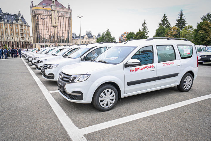 Алексей Песошин Татарстанның район хастаханәләренә 70 яңа автомобиль тапшырды