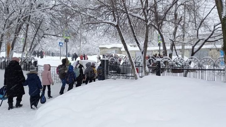 Мина куелу турындагы хәбәрләр аркасында Саратовта мәктәпләрне эвакуацияләгәннәр