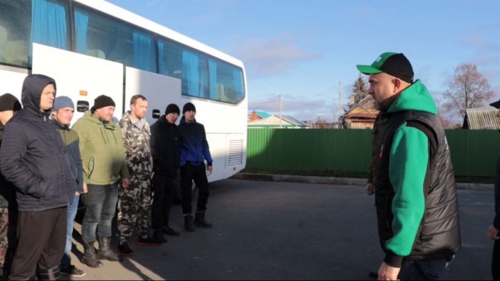 Бүген Саба  һәм Теләче районнарыннан чираттагы төркем мобилизацияләнүчеләрне җыю пунктына озаттылар [+фото]