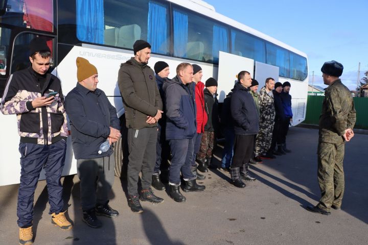 Бүген Саба  һәм Теләче районнарыннан чираттагы төркем мобилизацияләнүчеләрне җыю пунктына озаттылар [+фото]