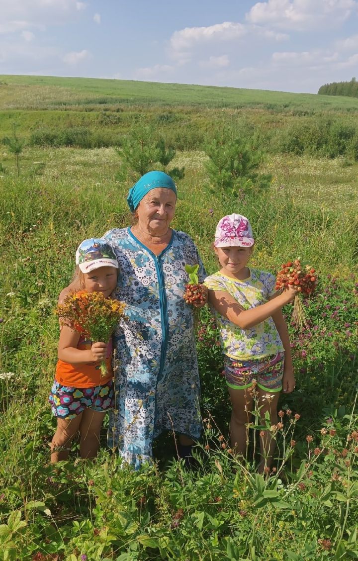 «Әбиле-бабайлы балачак» бәйгесе: Мичәннән Алия һәм Дилия.