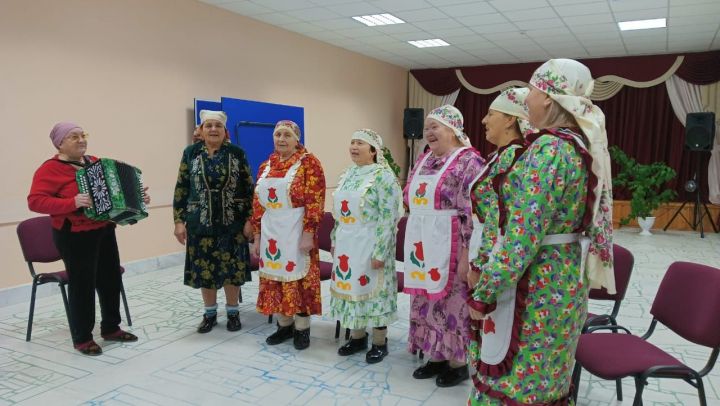 Туктар авыл клубында «Әбиләребез җырлары» дигән мәдәни сәгать узды