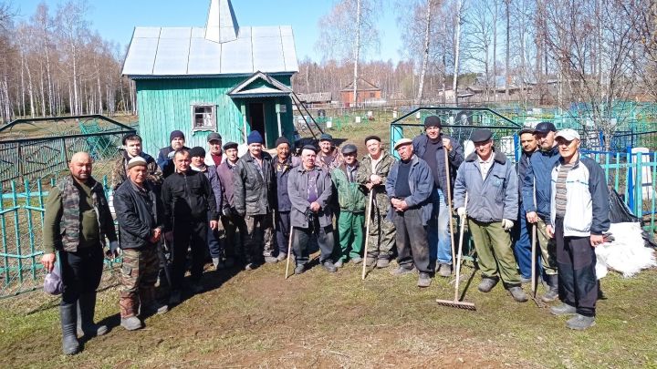 Иштуган бистәсендә зират территориясен чистарту буенча өмә үткәрелде