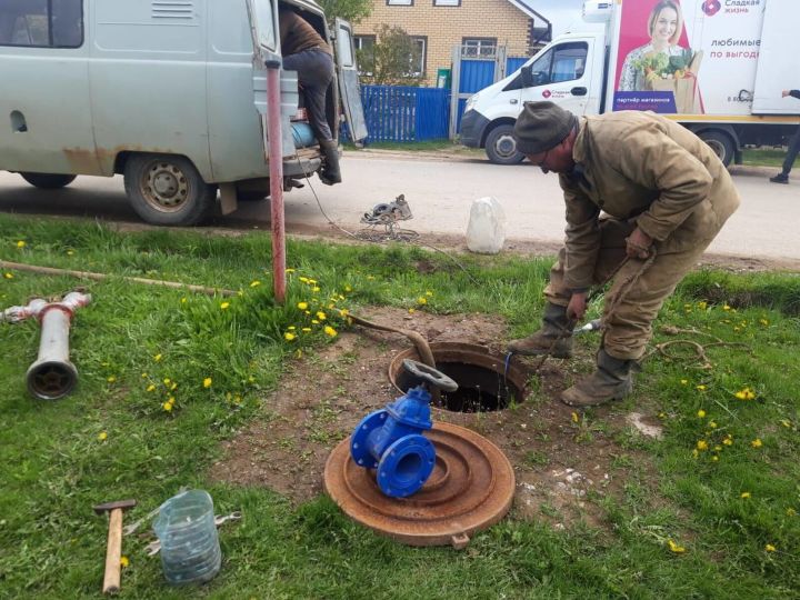 Олы Кибәче авылында суүткәргеч торбаларның тузган эшермәләре яңага алыштырылды