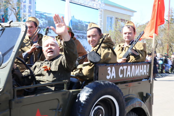 Сабада узган хәрби техника парадыннан фоторепортаж