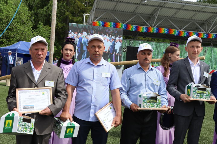 Саба &nbsp;Сабантуенда районның &nbsp;&nbsp;кыр&nbsp; батыры Гомәр Нигъмәтҗановка&nbsp; тәкә&nbsp; бирделәр