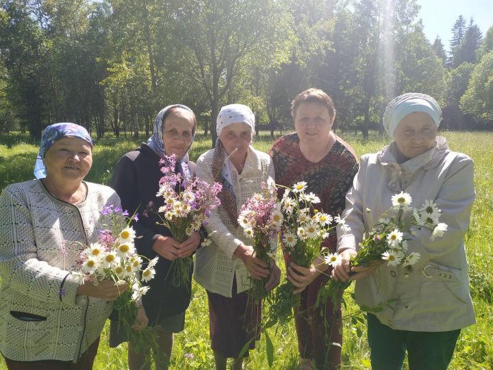 "Ах, бу җәй": Иштуганда яшәүче өлкәннәр табигатькә сәяхәт кылганнар