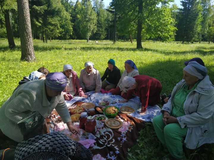 "Ах, бу җәй": Иштуганда яшәүче өлкәннәр табигатькә сәяхәт кылганнар