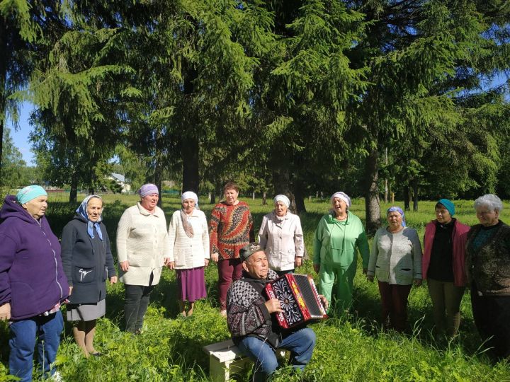 "Ах, бу җәй": Иштуганда яшәүче өлкәннәр табигатькә сәяхәт кылганнар