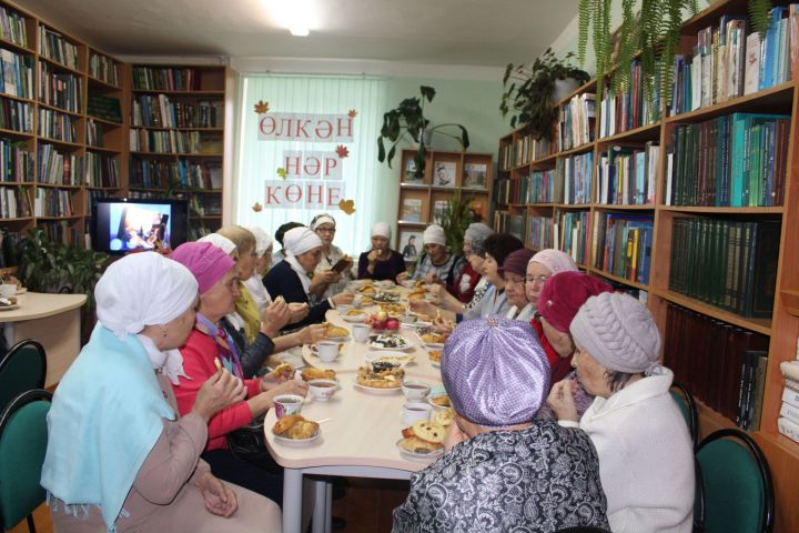 Район китапханәсендә өлкәннәр арасында «Тамчы-шоу» уены узды [+фото]