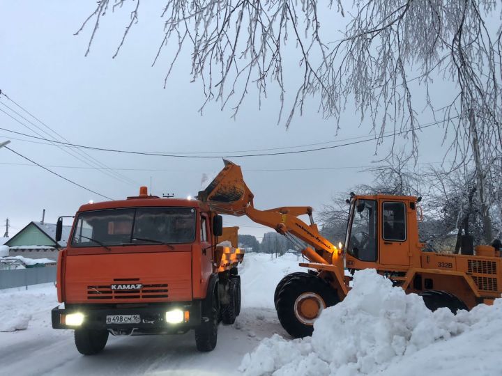 Шәмәрдәндә урамнарны, тротуарларны һәм машина кую урыннарын кардан арындырдылар