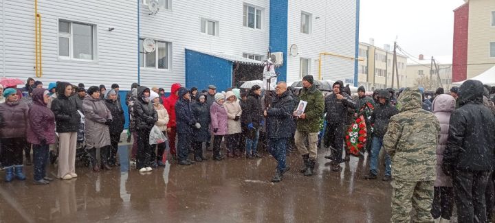 Махсус хәрби операциядә һәлак булган райондашыбыз Сергей Никитинны соңгы юлга озаттылар