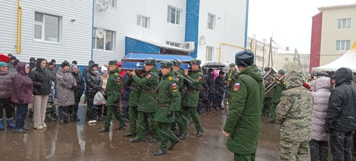 Махсус хәрби операциядә һәлак булган райондашыбыз Сергей Никитинны соңгы юлга озаттылар