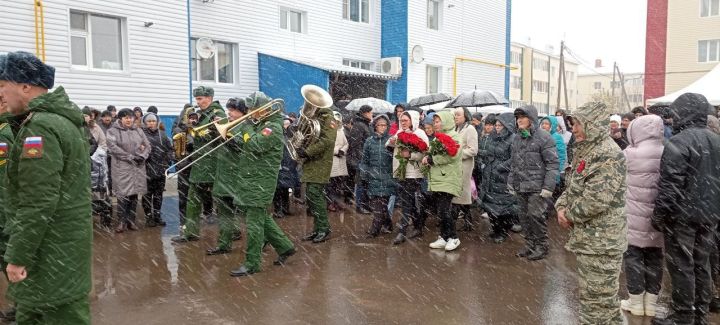 Махсус хәрби операциядә һәлак булган райондашыбыз Сергей Никитинны соңгы юлга озаттылар