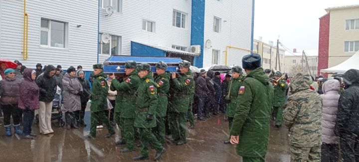 Махсус хәрби операциядә һәлак булган райондашыбыз Сергей Никитинны соңгы юлга озаттылар