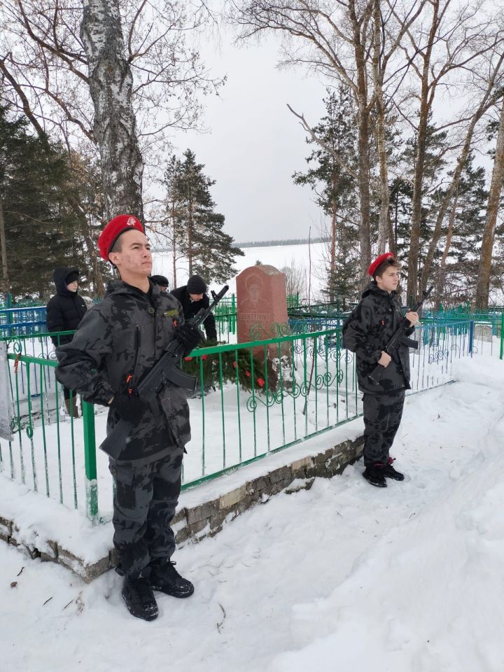 Язлы Арташ авылында сугышчы-интернационалист һәйкәле янында митинг узды