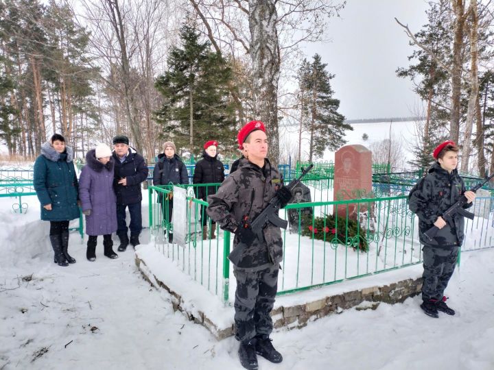 Язлы Арташ авылында сугышчы-интернационалист һәйкәле янында митинг узды