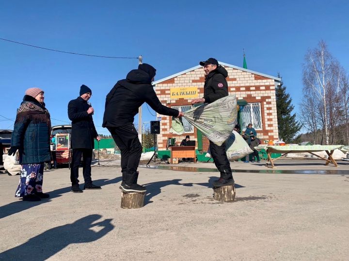 Коймак белән чәй эчтеләр, пылау белән сыйландылар