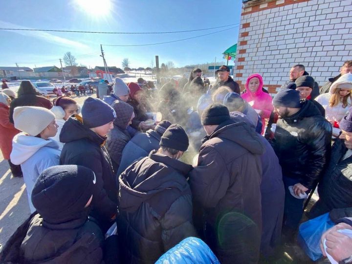 Коймак белән чәй эчтеләр, пылау белән сыйландылар