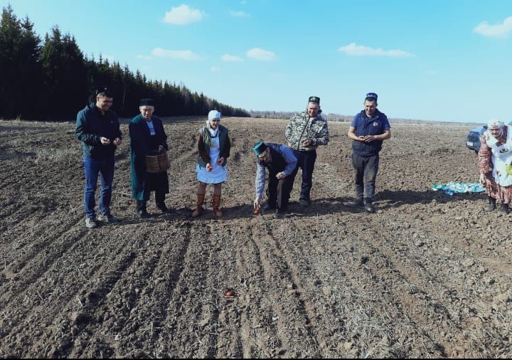 «Курсабаш» җәмгыятендә язгы кыр эшләрен намаз укып башладылар