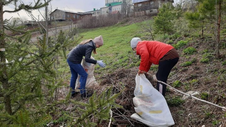 Социаль хезмәткәрләр бәйрәм алдыннан  «Сабинка» яр буен чистарттылар