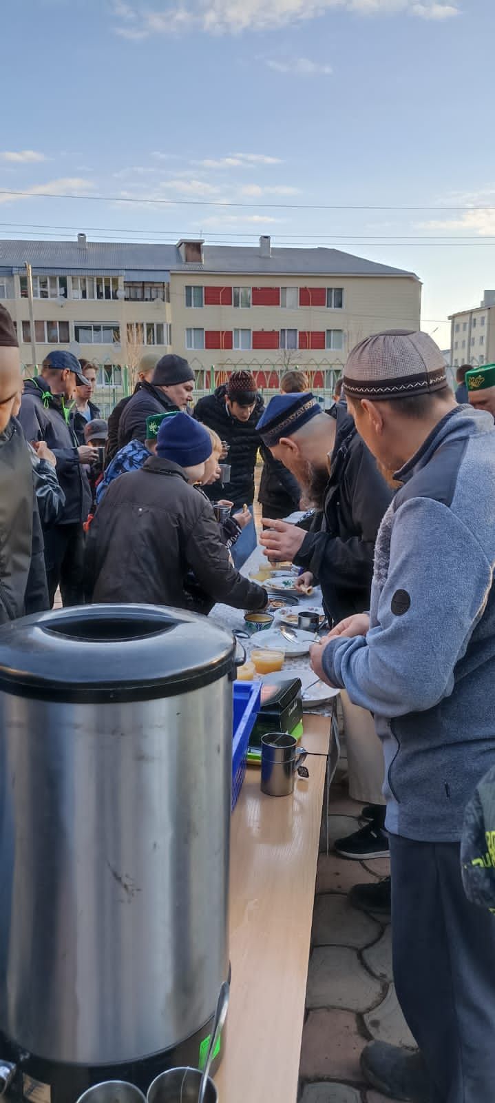 Шәмәрдәндә гает намазына килүчеләрне коймак белән сыйладылар