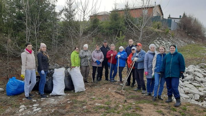 Социаль хезмәткәрләр бәйрәм алдыннан  «Сабинка» яр буен чистарттылар