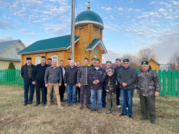 Өч Нарат авылында узган гает намазында читтән кайткан кунаклар да катнашкан