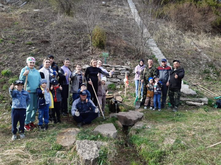 Шәмәрдәндә бакча балалары әти-әниләре һәм тәрбиячеләре белән берлектә авыл чишмәсен чистарттылар