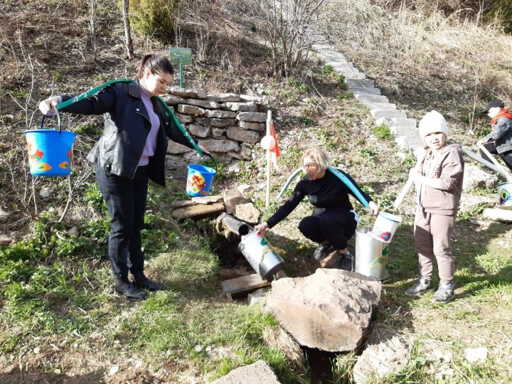 Шәмәрдәндә бакча балалары әти-әниләре һәм тәрбиячеләре белән берлектә авыл чишмәсен чистарттылар