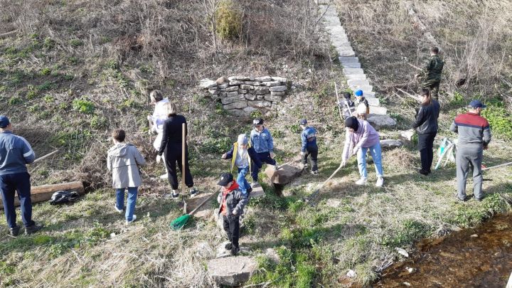 Шәмәрдәндә бакча балалары әти-әниләре һәм тәрбиячеләре белән берлектә авыл чишмәсен чистарттылар