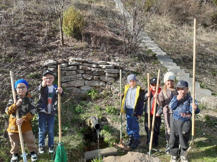 Шәмәрдәндә бакча балалары әти-әниләре һәм тәрбиячеләре белән берлектә авыл чишмәсен чистарттылар