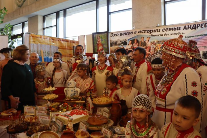 «Гаилә тарихында гасырлар кайтавазы» шәҗәрә фестивалендә җиңү яулаган Хантимеровларны Рөстәм Миңнеханов бүләкләде [фоторепортаж]