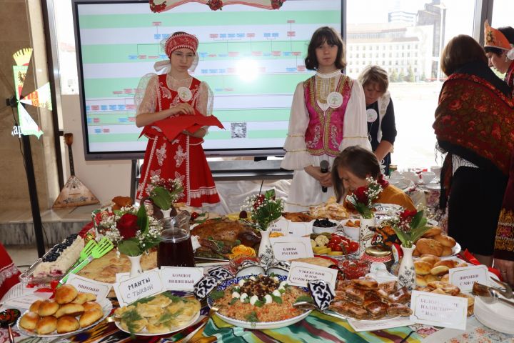 «Гаилә тарихында гасырлар кайтавазы» шәҗәрә фестивалендә җиңү яулаган Хантимеровларны Рөстәм Миңнеханов бүләкләде [фоторепортаж]