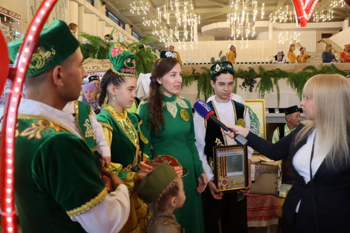 «Гаилә тарихында гасырлар кайтавазы» шәҗәрә фестивалендә җиңү яулаган Хантимеровларны Рөстәм Миңнеханов бүләкләде [фоторепортаж]