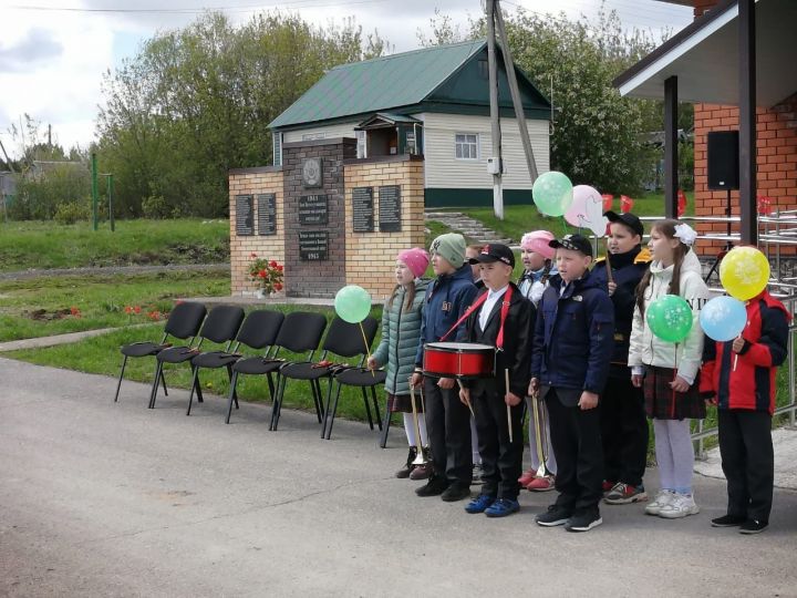 Керәнне авылында Бөек Ватан сугышы каһарманнары истәлегенә обелиск ачылды